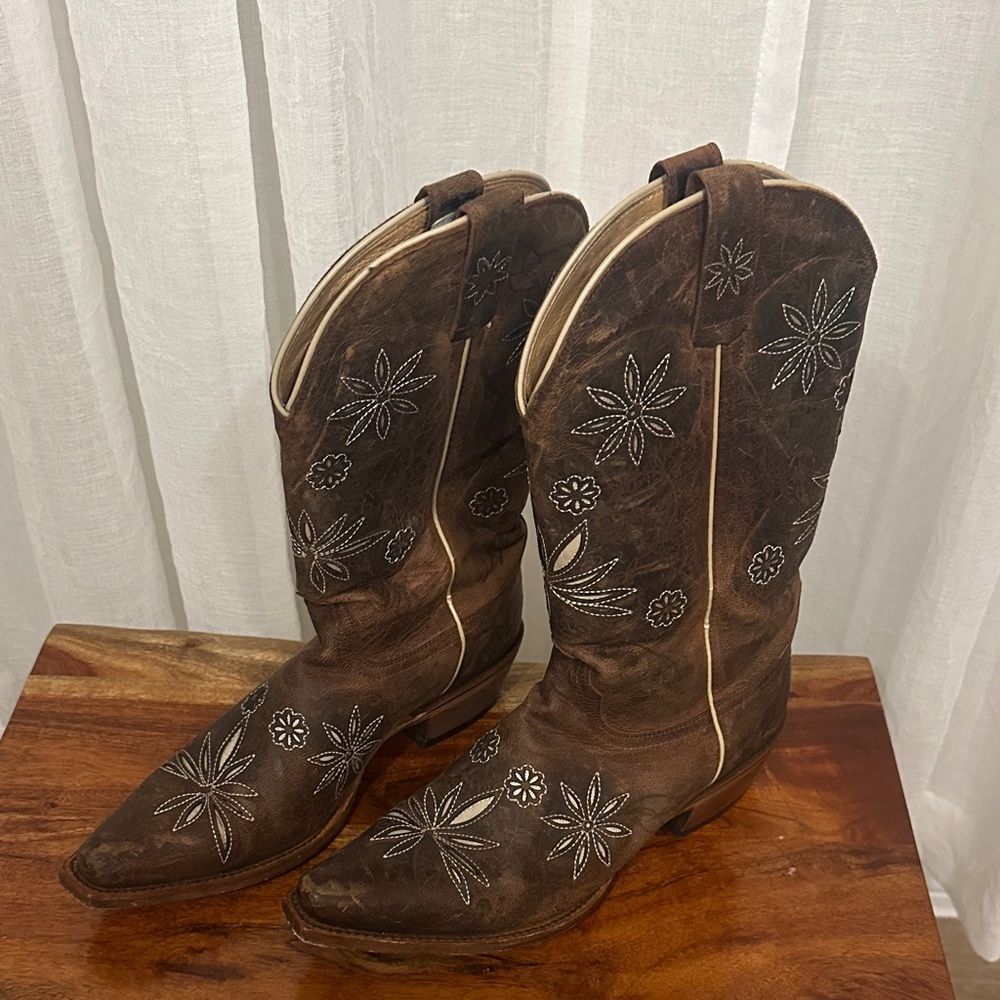 Shyanne Brown Heeled Boots with Floral Embroidery